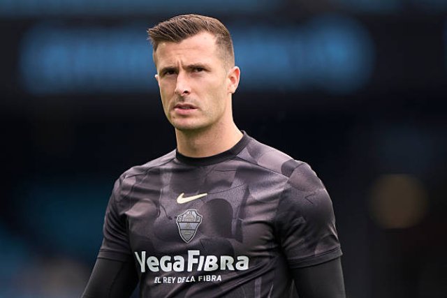 Iñaki Peña Nearing Decision on His Future with Barcelona